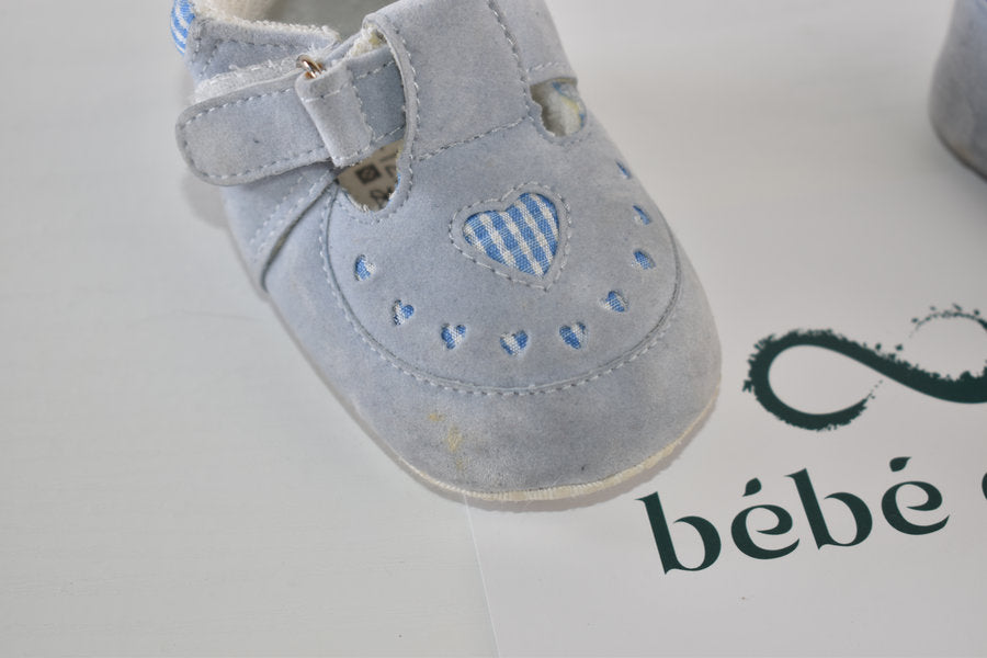Chaussures premiers pas bleu clair avec détails en cœur