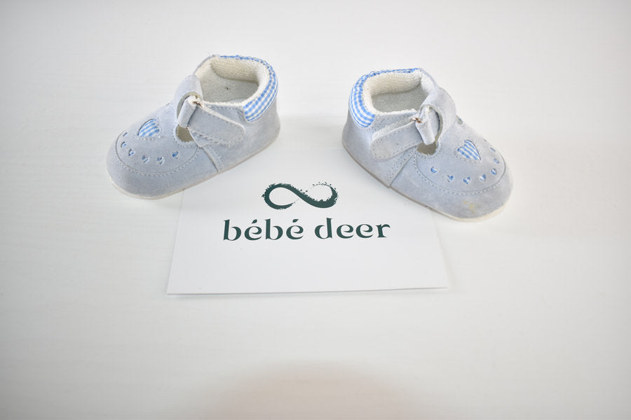 Chaussures premiers pas bleu clair avec détails en cœur