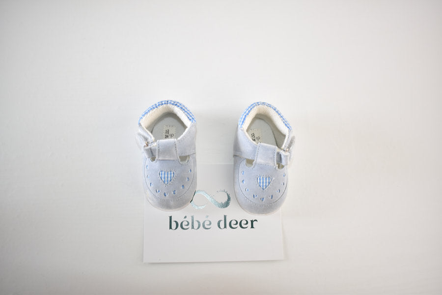 Chaussures premiers pas bleu clair avec détails en cœur