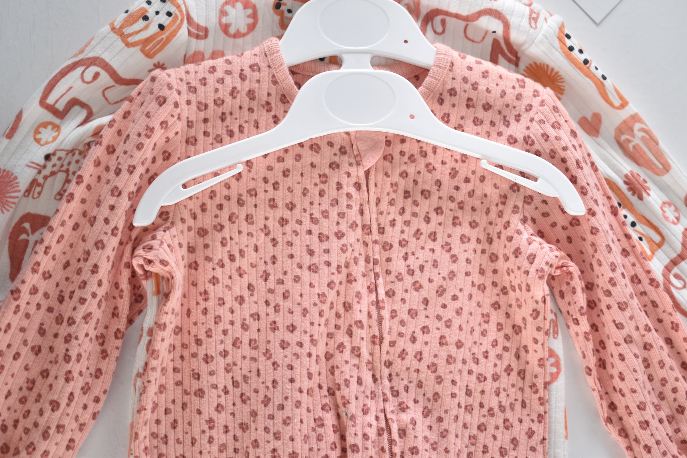 2 ribbed sleepsuits