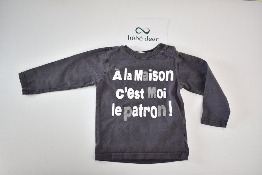 Grey top with French slogan "À la maison c'est moi le patron"