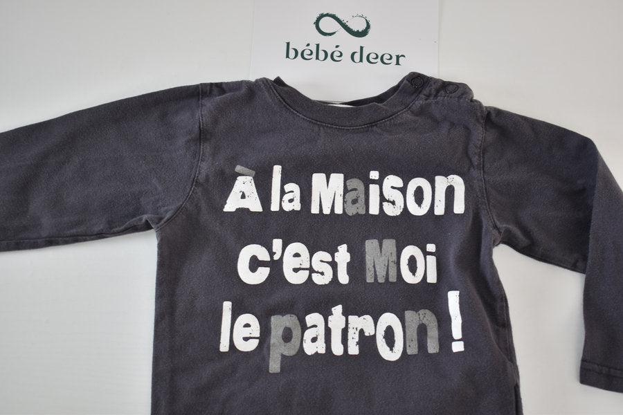 Grey top with French slogan "À la maison c'est moi le patron"