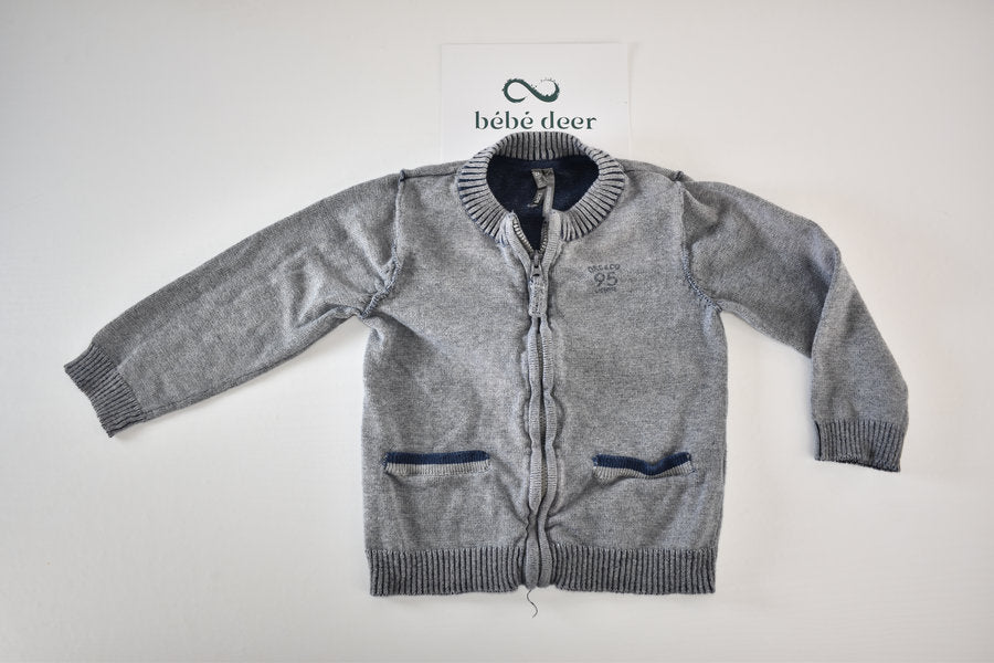 Grey zip vest with contrast pockets
