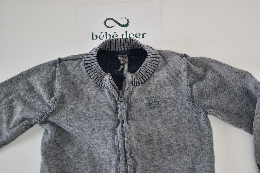 Grey zip vest with contrast pockets