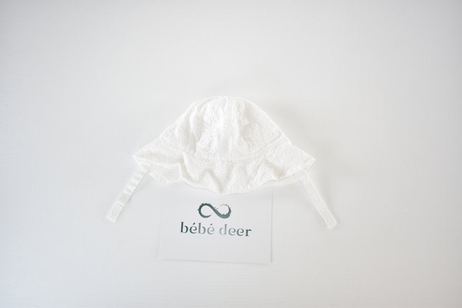 White embroidered sun hat 0/3 months