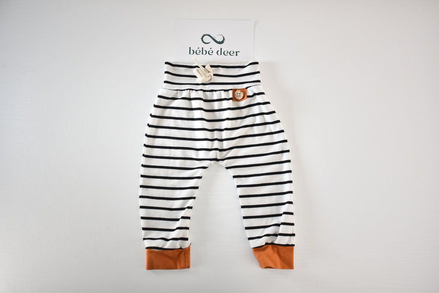 Pantalon rayé avec bouton décoratif