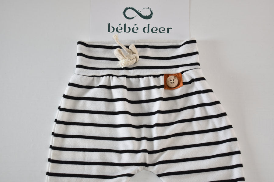 Pantalon rayé avec bouton décoratif