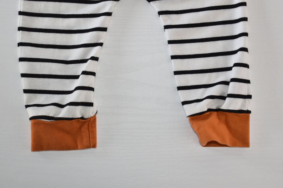 Pantalon rayé avec bouton décoratif