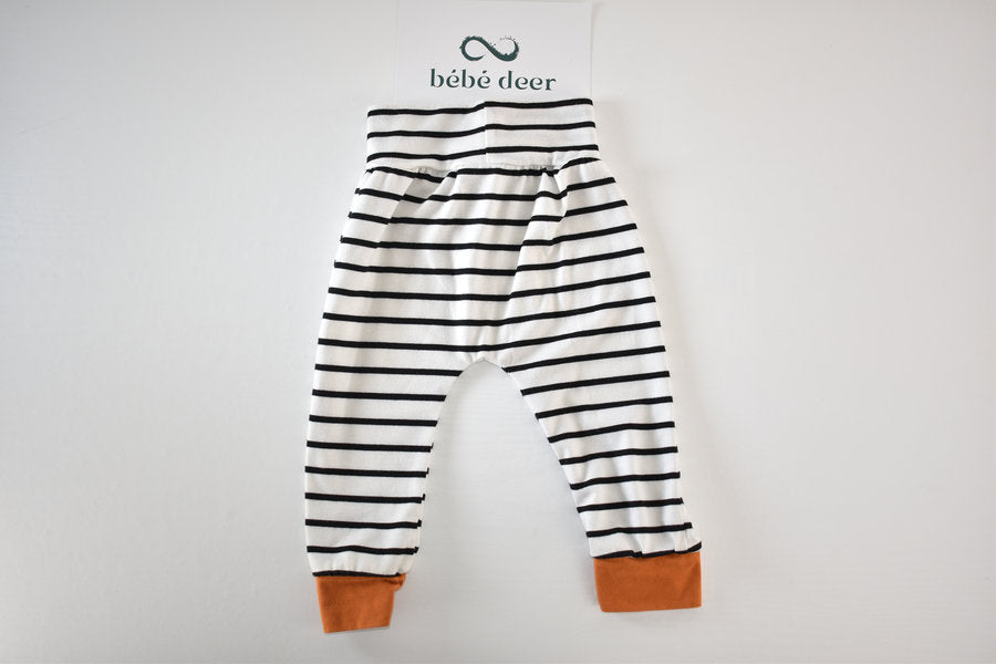 Pantalon rayé avec bouton décoratif