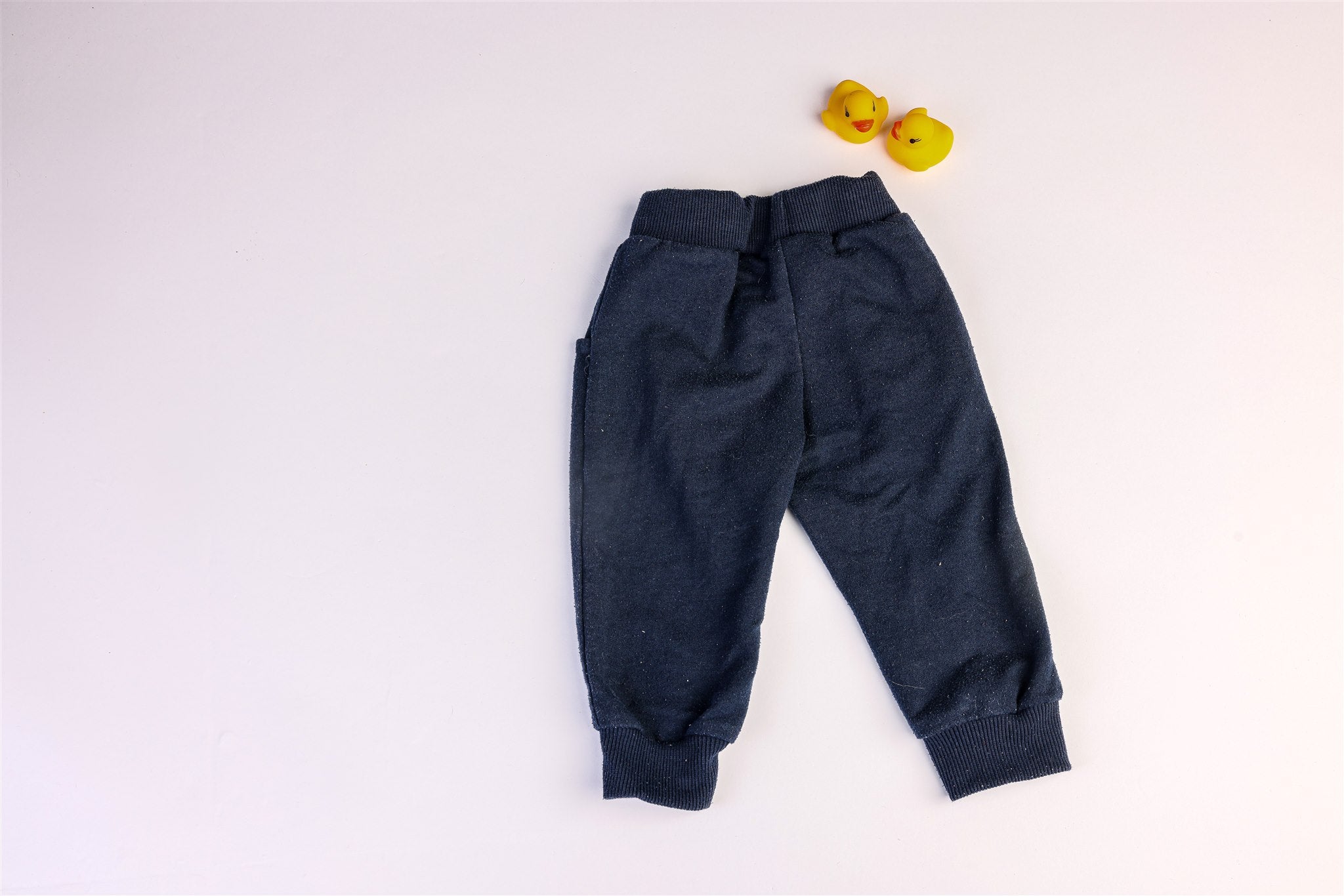 Navy blue trousers with a yellow "New York" car print