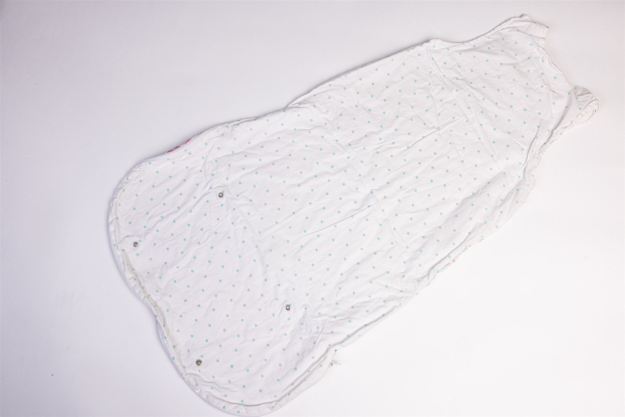 White sleeping bag with giraffe and bird