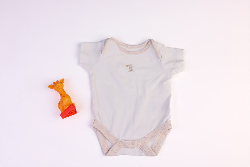 Short-sleeved giraffe bodysuit