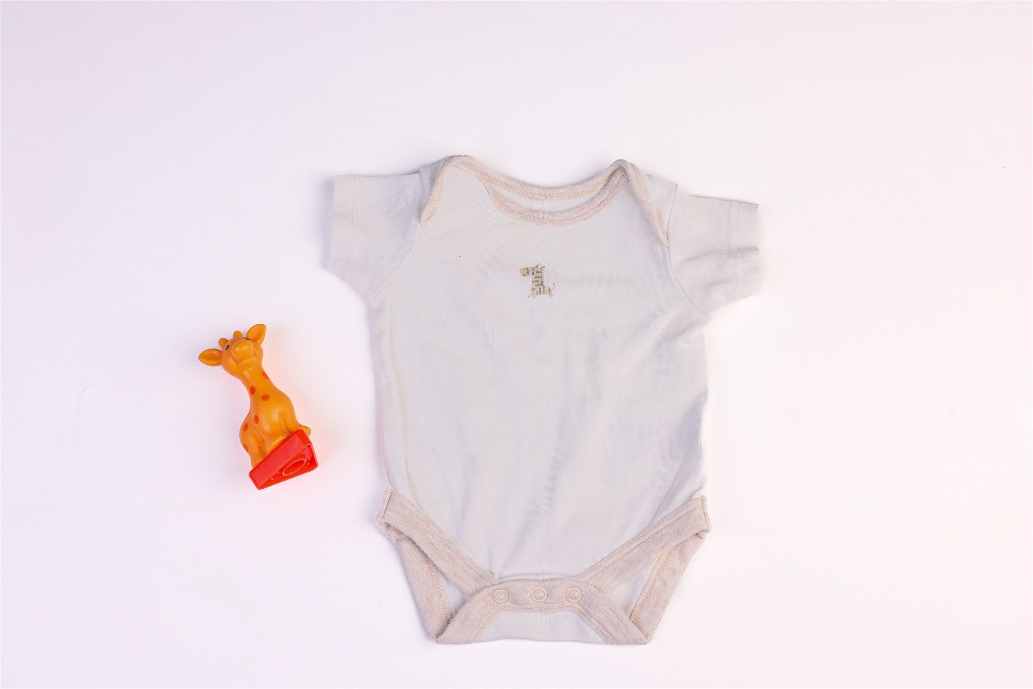 Short-sleeved giraffe bodysuit