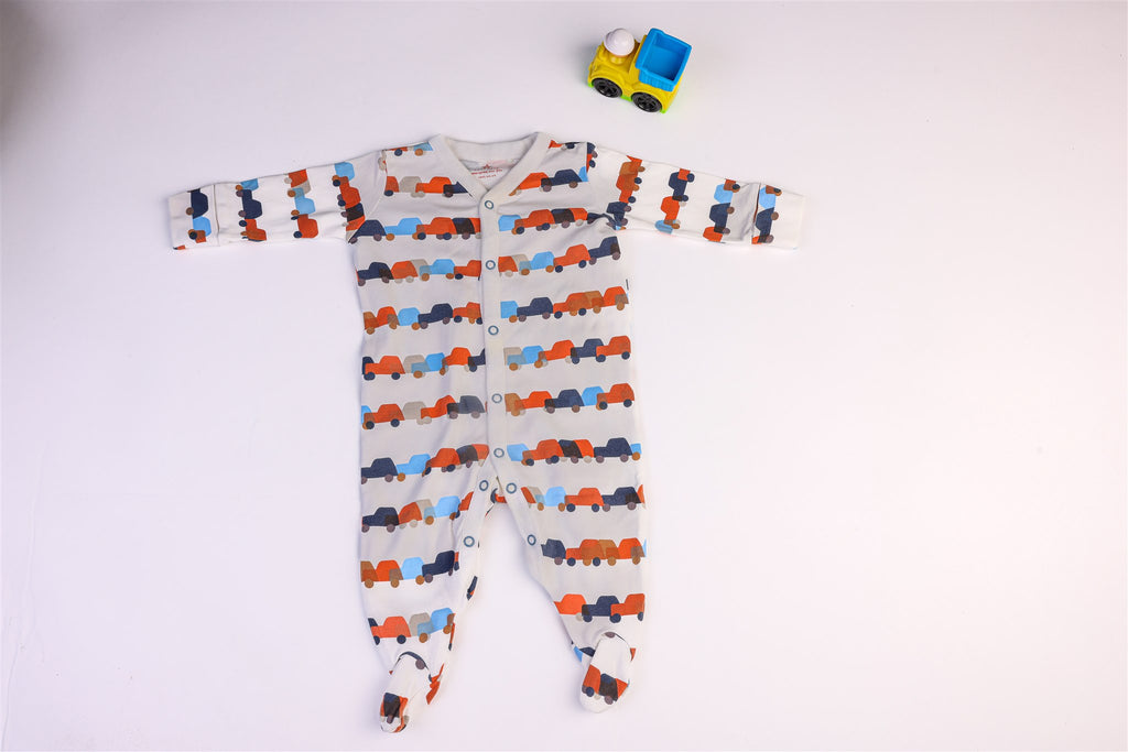 White long-sleeved car sleepsuit