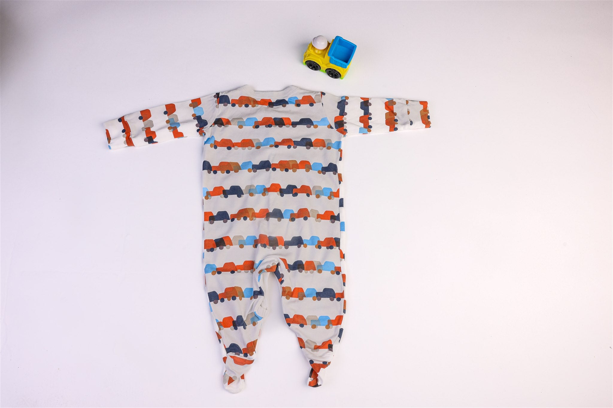 White long-sleeved car sleepsuit
