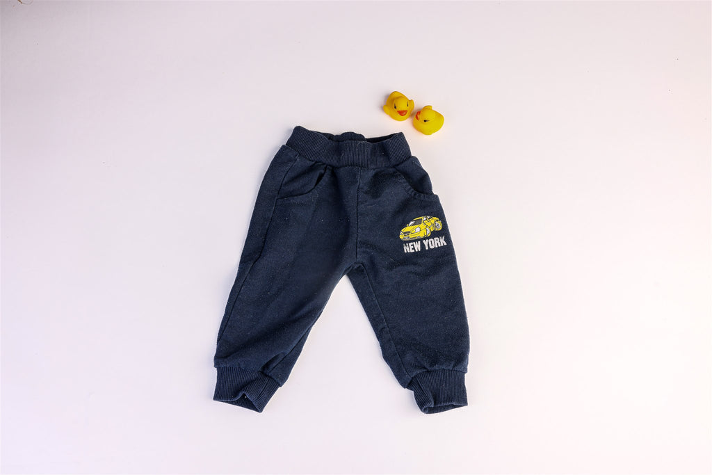 Navy blue trousers with a yellow "New York" car print