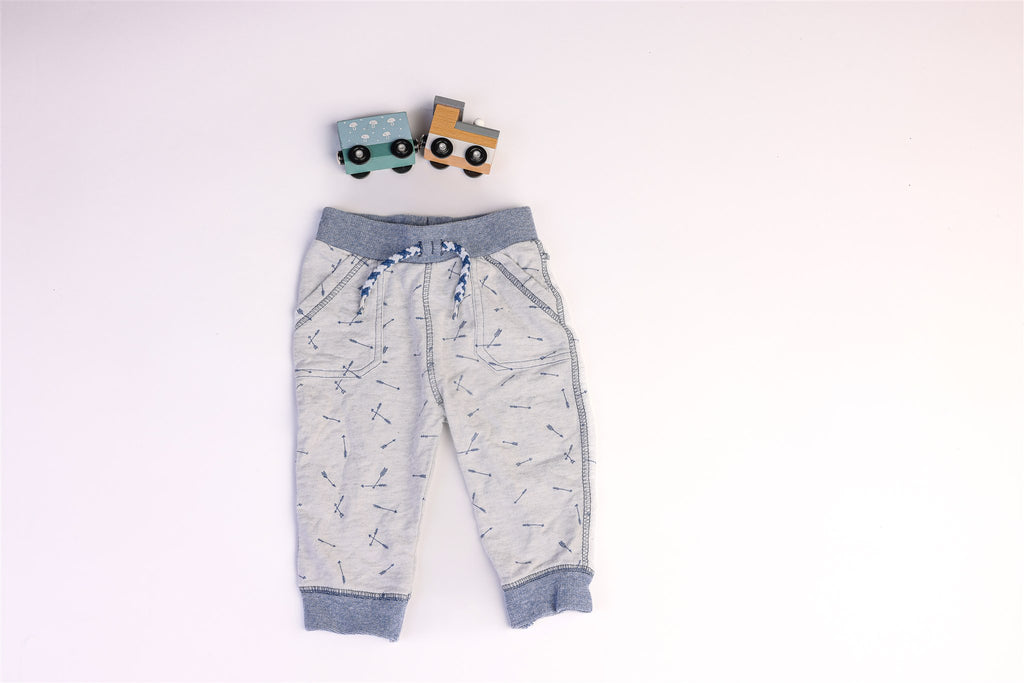 Trousers with arrows