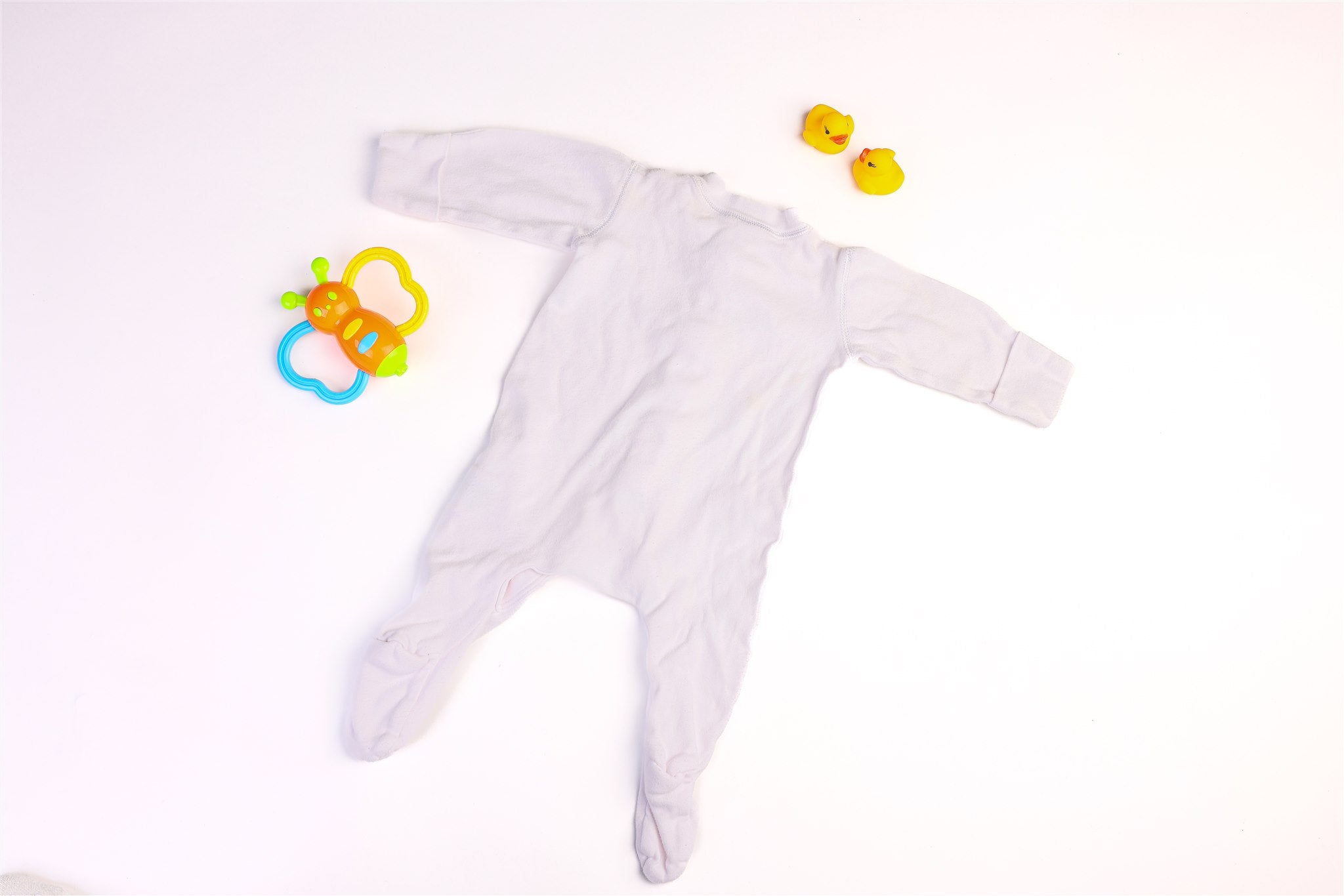 White, long-sleeved, lightweight sleepsuit